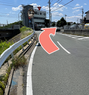 つきあたりのT字路を右折します。